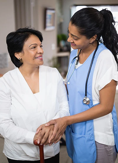 Nurse talking with a lady about wound care near me